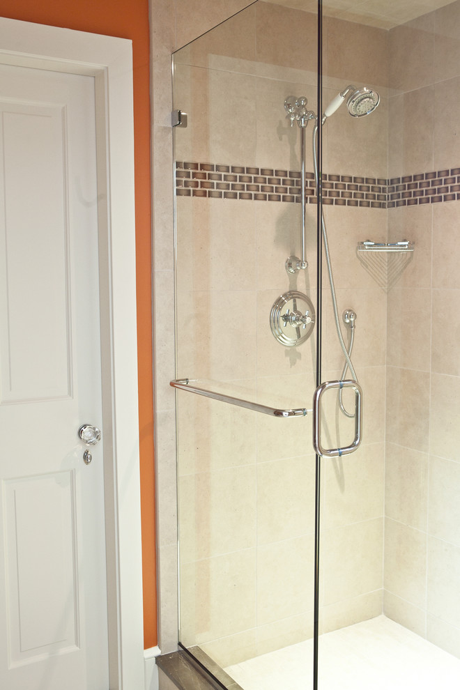 Inspiration pour une salle de bain traditionnelle avec un lavabo encastré, un plan de toilette en granite, une douche d'angle, WC à poser, un mur orange et un sol en carrelage de céramique.