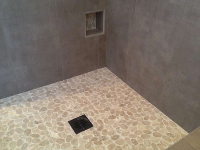 Inspiration för små moderna en-suite badrum, med en hörndusch, grå kakel, porslinskakel, grå väggar och travertin golv