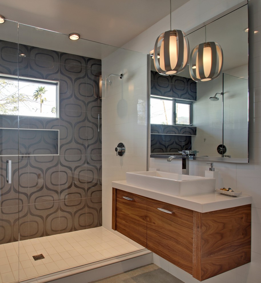 Foto de cuarto de baño vintage de tamaño medio con armarios con paneles lisos, puertas de armario de madera oscura, ducha empotrada y paredes blancas