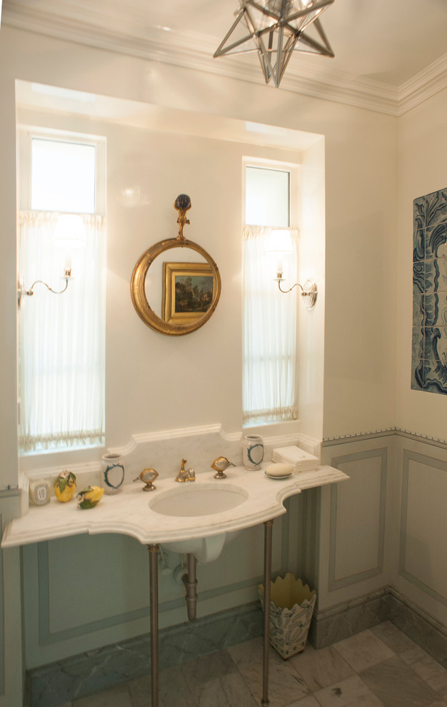 Exemple d'une petite salle de bain méditerranéenne avec un placard sans porte, des portes de placard beiges, un mur blanc, un sol en marbre, un plan de toilette en marbre, un sol gris et un lavabo suspendu.