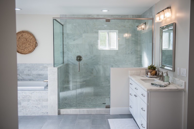 Esempio di una stanza da bagno american style di medie dimensioni con lavabo da incasso, ante in stile shaker, ante bianche, top in marmo, vasca da incasso, pistrelle in bianco e nero, piastrelle di vetro, pareti grigie e pavimento in gres porcellanato