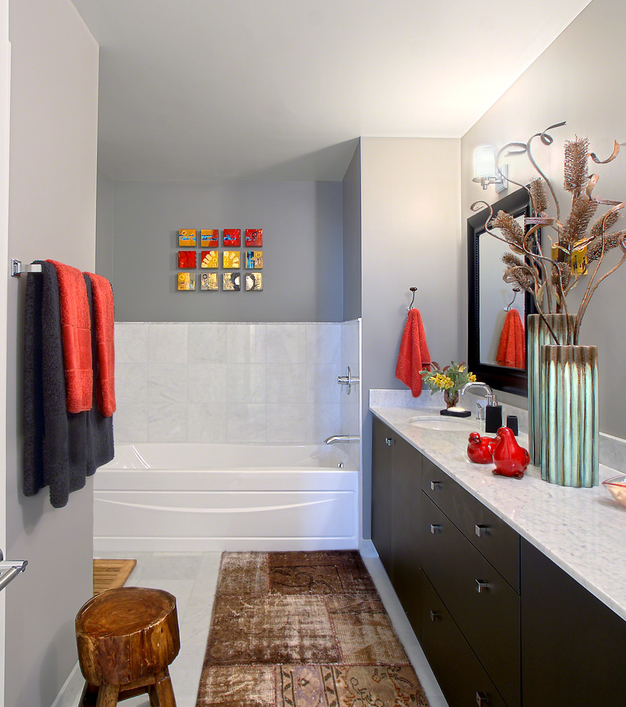 Eklektisk inredning av ett mellanstort grå grått en-suite badrum, med bruna skåp, grå väggar, ett undermonterad handfat, släta luckor, ett badkar i en alkov, vit kakel, porslinskakel, klinkergolv i porslin, bänkskiva i kvarts och vitt golv
