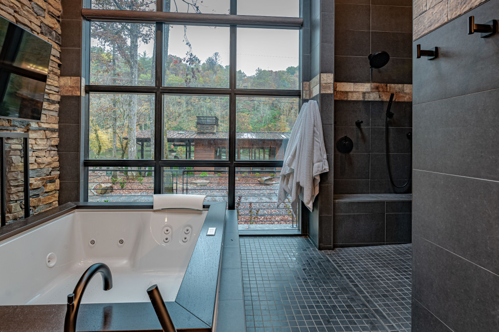 Diseño de cuarto de baño principal contemporáneo grande con jacuzzi, ducha abierta, suelo de pizarra, suelo negro y ducha abierta