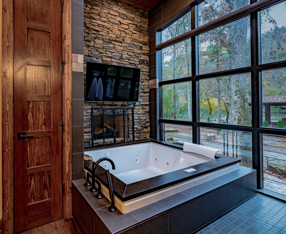 Foto di una grande stanza da bagno padronale design con vasca idromassaggio, doccia aperta, pavimento in ardesia, pavimento nero e doccia aperta