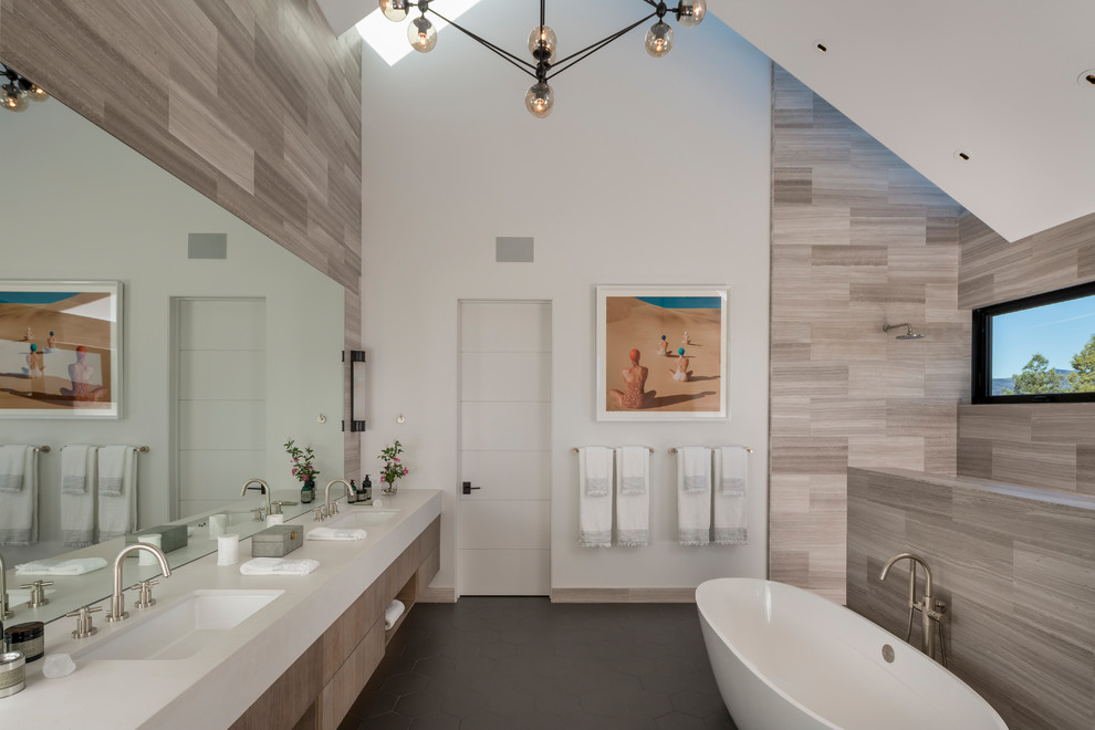 Bild på ett mycket stort funkis vit vitt en-suite badrum, med släta luckor, skåp i ljust trä, ett fristående badkar, beige kakel, vita väggar, ett undermonterad handfat, grått golv, med dusch som är öppen, keramikplattor, marmorbänkskiva och en dubbeldusch