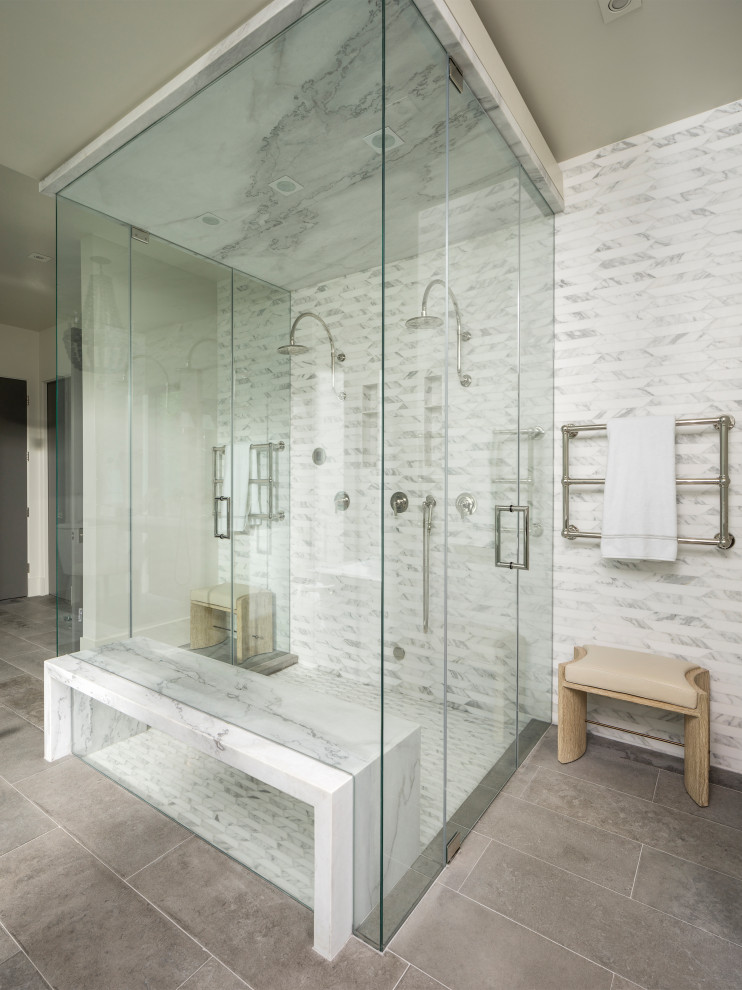 Idée de décoration pour une salle de bain design avec une douche d'angle, un carrelage blanc, un sol gris et une cabine de douche à porte battante.