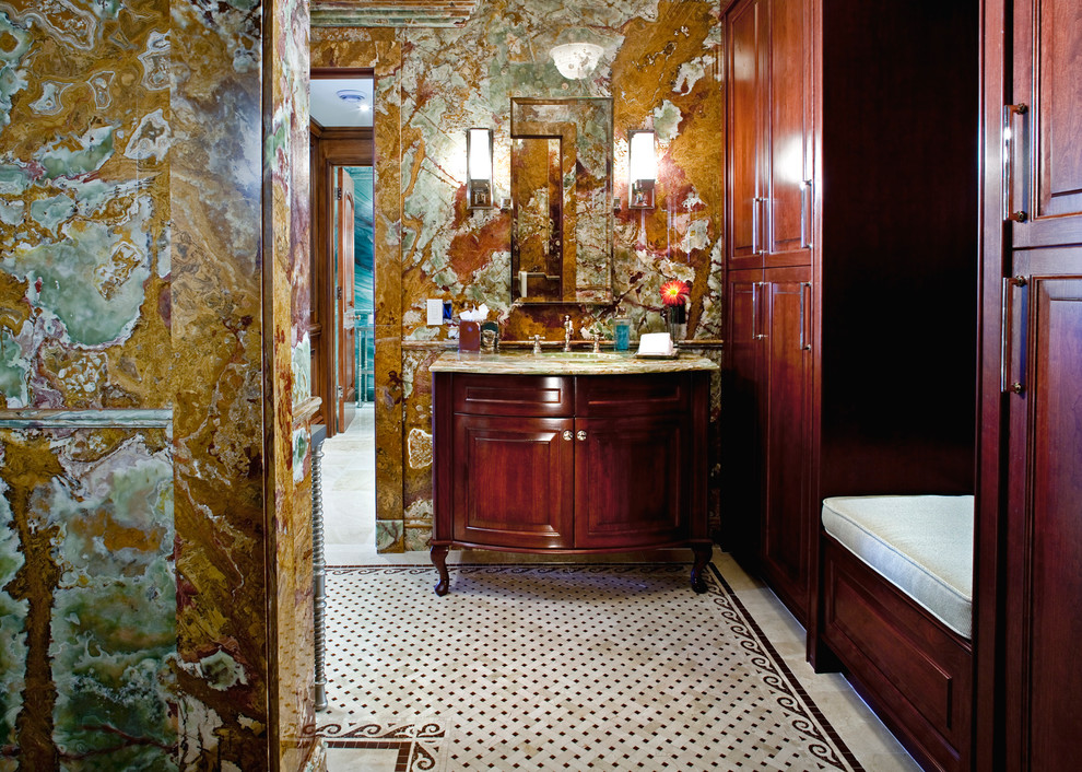 Ejemplo de cuarto de baño clásico grande con lavabo bajoencimera, armarios tipo mueble, puertas de armario de madera en tonos medios, encimera de ónix, ducha empotrada, sanitario de dos piezas, baldosas y/o azulejos beige, baldosas y/o azulejos en mosaico y suelo con mosaicos de baldosas