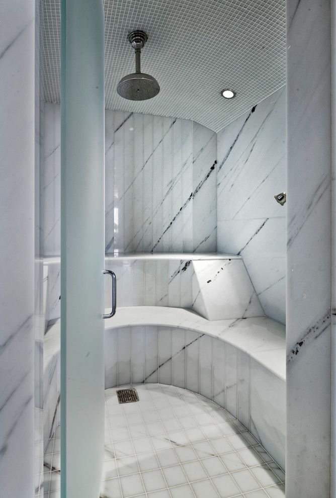 Aménagement d'un grand sauna classique avec un placard en trompe-l'oeil, un plan de toilette en marbre, un carrelage blanc, des dalles de pierre, un mur blanc et un sol en marbre.