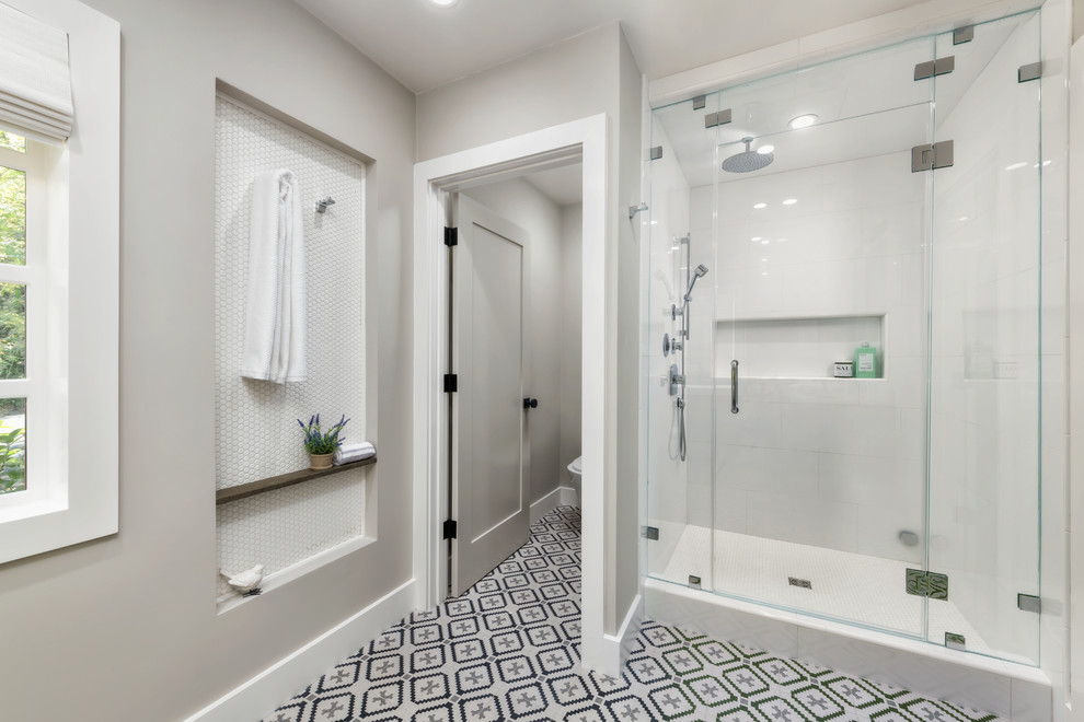 Inredning av ett lantligt mellanstort grå grått en-suite badrum, med släta luckor, skåp i slitet trä, en dusch i en alkov, en vägghängd toalettstol, vit kakel, keramikplattor, grå väggar, klinkergolv i keramik, ett undermonterad handfat, marmorbänkskiva, vitt golv och dusch med gångjärnsdörr
