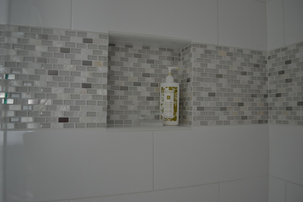Idéer för mellanstora funkis en-suite badrum, med luckor med infälld panel, vita skåp, ett hörnbadkar, en dusch i en alkov, grå kakel, flerfärgad kakel, vit kakel, glaskakel, grå väggar, klinkergolv i keramik, ett undermonterad handfat och bänkskiva i akrylsten