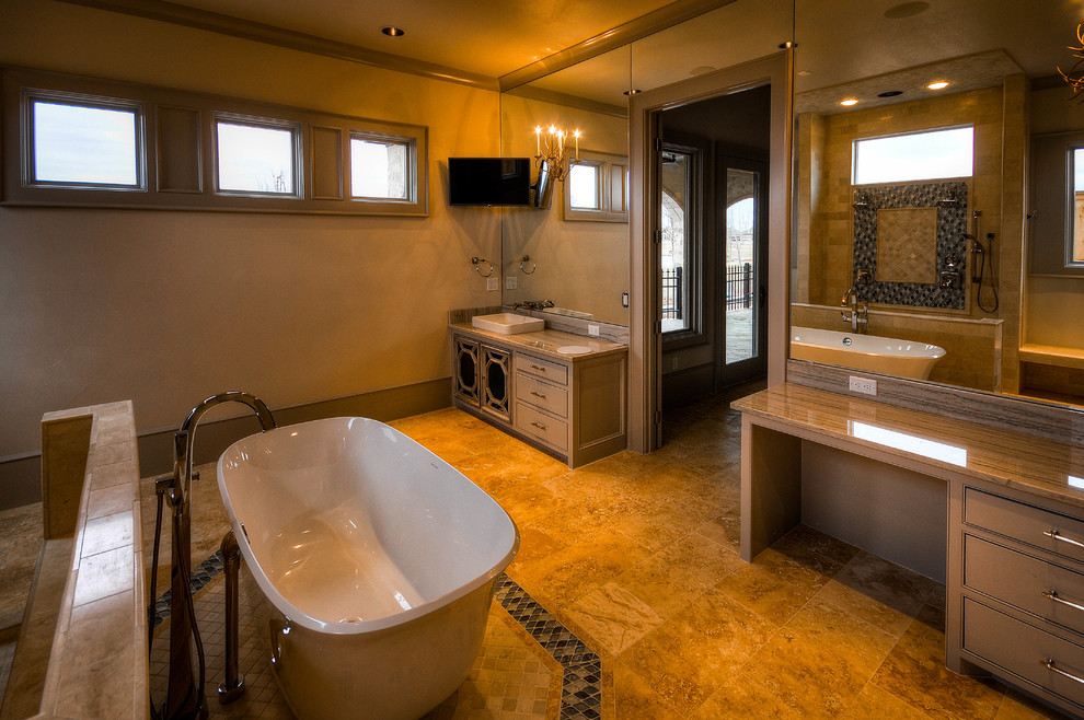 Idéer för ett stort medelhavsstil en-suite badrum, med släta luckor, beige skåp, ett fristående badkar, en öppen dusch, brun kakel, stenkakel, bruna väggar, travertin golv, ett fristående handfat, marmorbänkskiva, brunt golv och dusch med duschdraperi