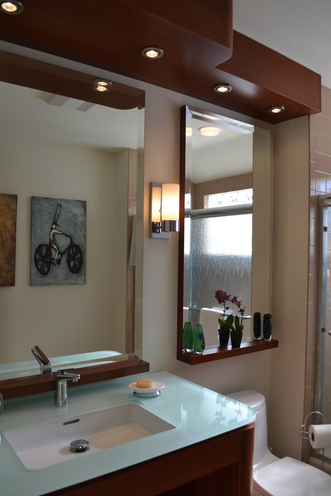 Esempio di una piccola stanza da bagno con doccia contemporanea con ante lisce, ante in legno bruno, piastrelle bianche, pareti bianche, top in vetro, WC monopezzo e lavabo sottopiano