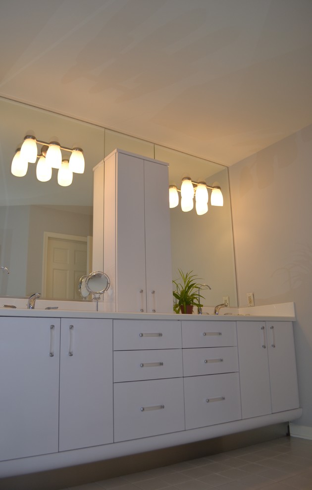 Immagine di una stanza da bagno padronale design di medie dimensioni con ante lisce, ante bianche, pareti bianche, pavimento con piastrelle in ceramica, lavabo sottopiano e top in quarzo composito