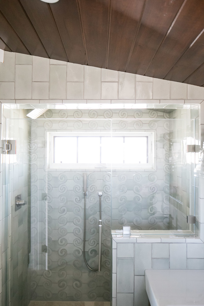 Esempio di una stanza da bagno tropicale con ante in stile shaker, ante in legno scuro, doccia alcova, pareti bianche, lavabo integrato e top bianco