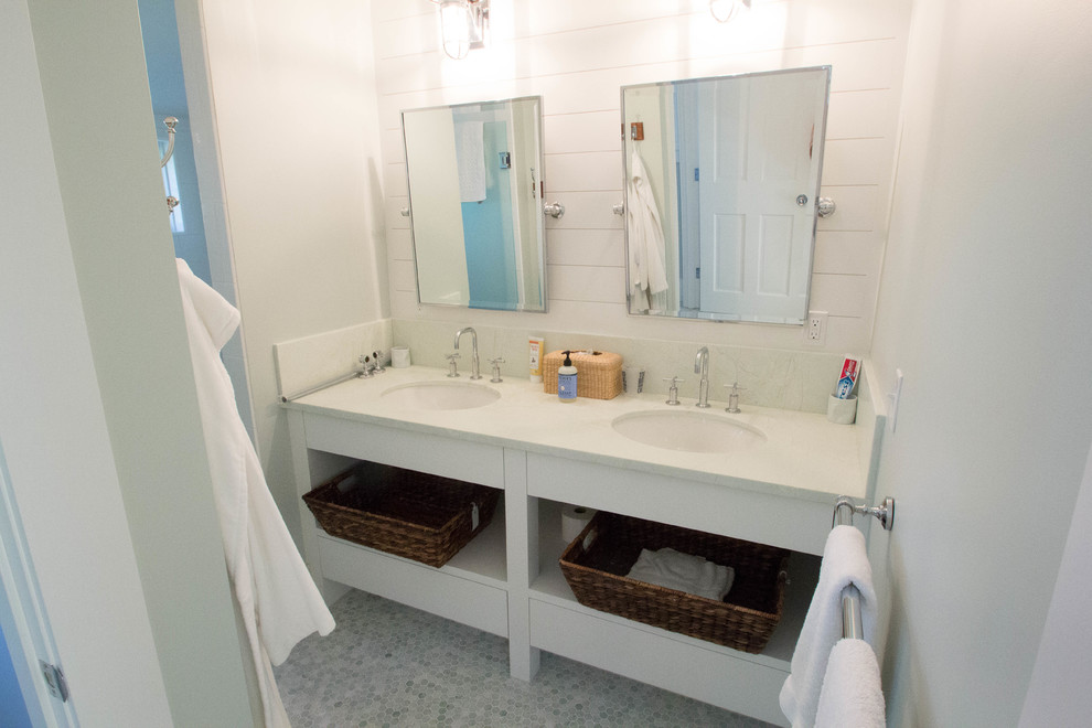Foto de cuarto de baño principal clásico grande con sanitario de una pieza, paredes blancas, suelo con mosaicos de baldosas, lavabo bajoencimera, armarios abiertos, puertas de armario blancas, ducha empotrada y encimera de cuarcita
