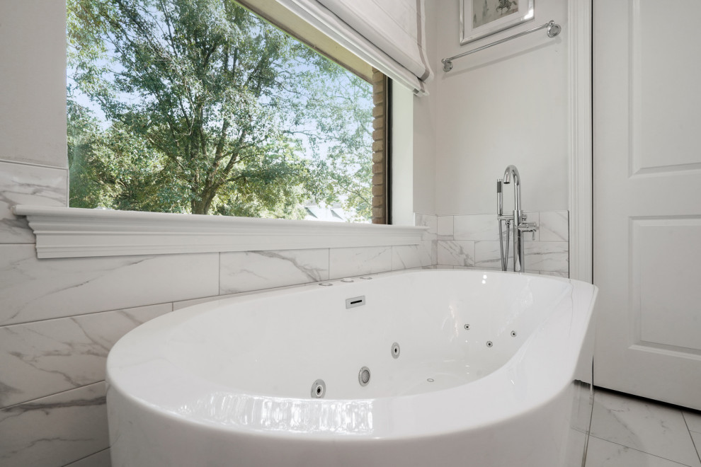 Idéer för ett stort klassiskt grå en-suite badrum, med släta luckor, grå skåp, ett fristående badkar, en dubbeldusch, vit kakel, marmorkakel, vita väggar, marmorgolv, ett undermonterad handfat, bänkskiva i kvarts, vitt golv och dusch med gångjärnsdörr