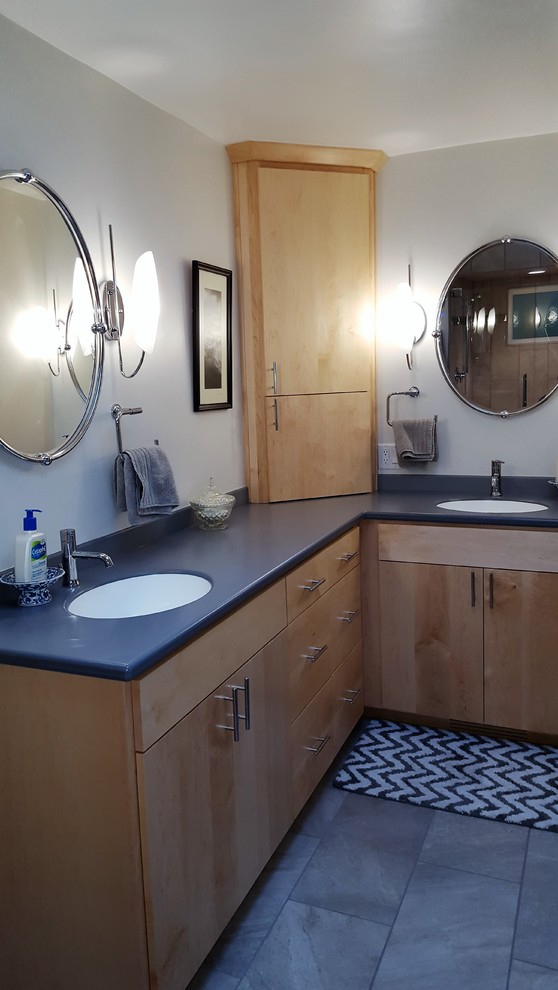 Diseño de cuarto de baño principal contemporáneo de tamaño medio con armarios con paneles lisos, puertas de armario de madera oscura, bañera con patas, ducha empotrada, baldosas y/o azulejos beige y paredes grises