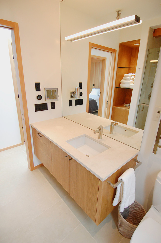 На фото: ванная комната в стиле модернизм с мраморной столешницей и керамогранитной плиткой