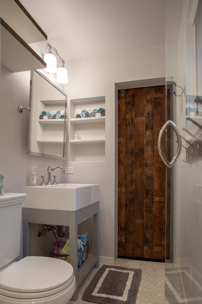 Exempel på ett litet klassiskt badrum med dusch, med öppna hyllor, grå skåp, en dusch i en alkov, en toalettstol med separat cisternkåpa, vit kakel, stenkakel, vita väggar, marmorgolv, ett konsol handfat och bänkskiva i akrylsten
