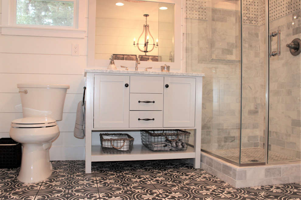 Inspiration för ett mellanstort lantligt grå grått en-suite badrum, med skåp i shakerstil, grå skåp, ett fristående badkar, en hörndusch, vita väggar, klinkergolv i porslin, ett integrerad handfat, marmorbänkskiva, svart golv och dusch med gångjärnsdörr