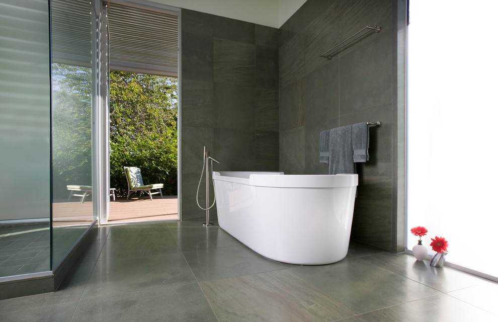 Diseño de cuarto de baño minimalista con bañera exenta
