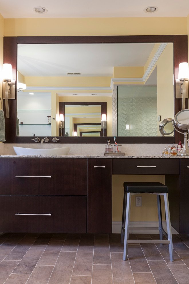 Пример оригинального дизайна: большая главная ванная комната в современном стиле с настольной раковиной, плоскими фасадами, темными деревянными фасадами, столешницей из оникса, отдельно стоящей ванной, угловым душем, раздельным унитазом, бежевой плиткой, керамогранитной плиткой, желтыми стенами и полом из керамогранита