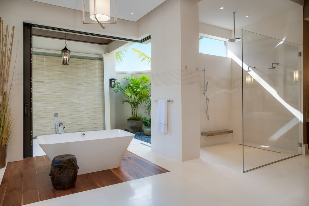 Geräumiges Modernes Badezimmer En Suite mit freistehender Badewanne, offener Dusche, weißen Fliesen, weißer Wandfarbe, Porzellan-Bodenfliesen, weißem Boden und offener Dusche in Miami