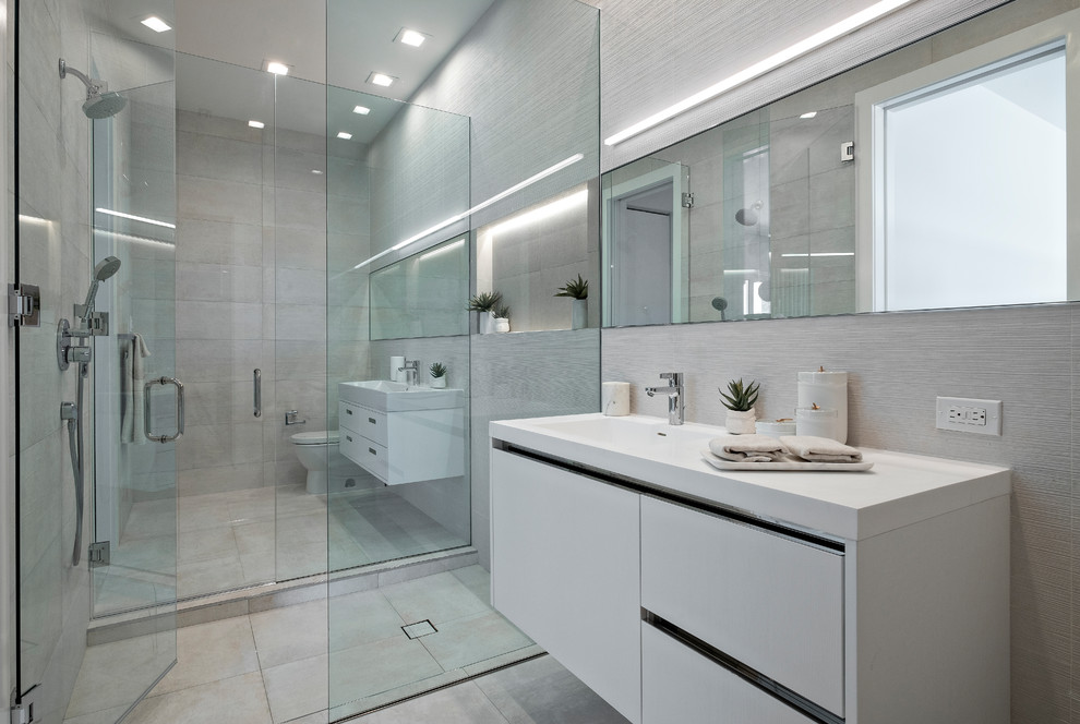 На фото: ванная комната в современном стиле с плоскими фасадами, открытым душем и бежевой плиткой