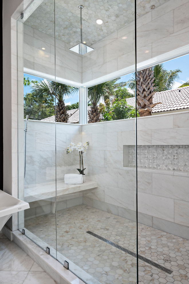 Exempel på ett modernt badrum, med släta luckor, ett fristående badkar, en öppen dusch och beige kakel
