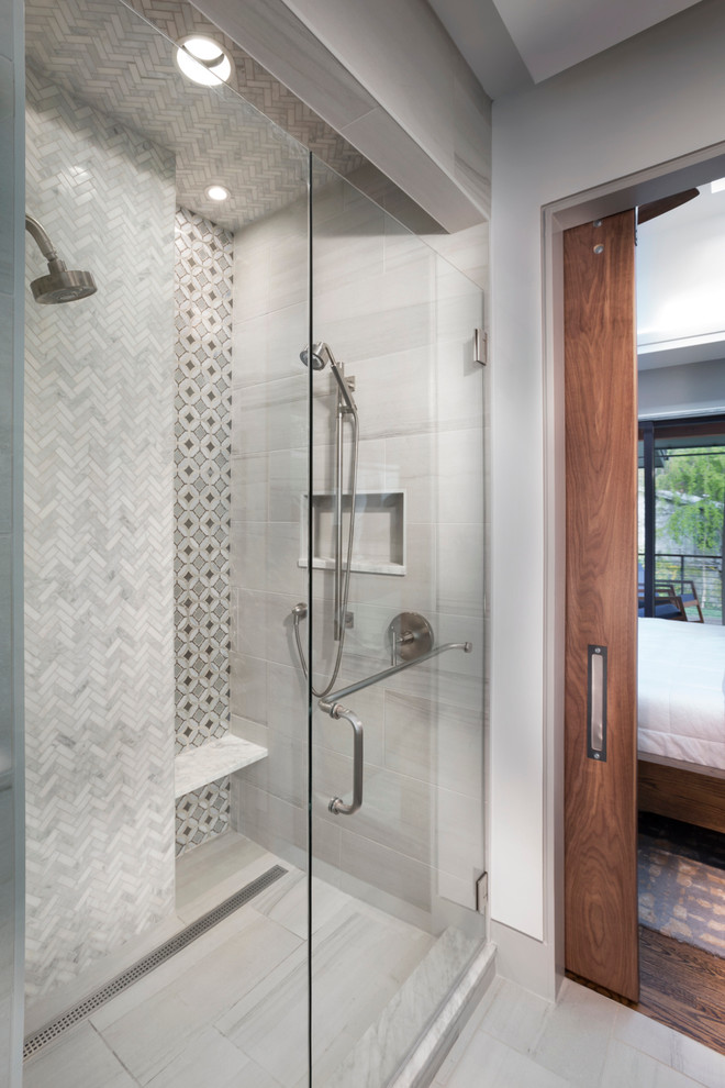 Idée de décoration pour une salle de bain principale design de taille moyenne avec une douche d'angle, un carrelage gris, du carrelage en marbre, un mur gris et une cabine de douche à porte battante.