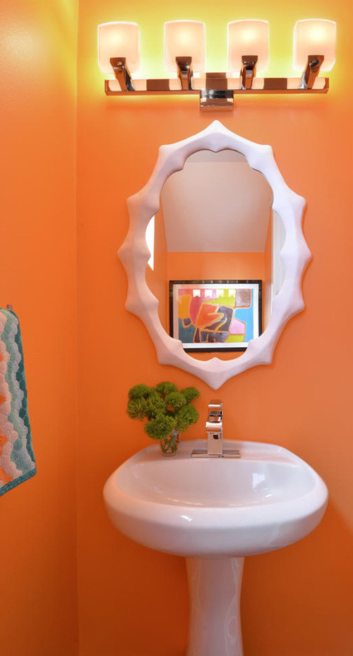 Cette image montre une petite salle de bain design avec un plan vasque et un mur orange.