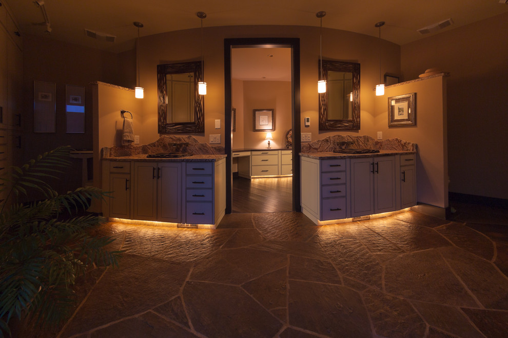 Idee per una stanza da bagno padronale contemporanea con ante a filo, ante in legno chiaro, pavimento in ardesia e top in granito