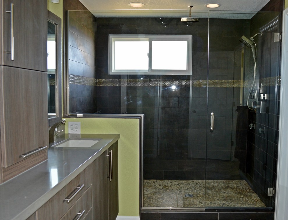 На фото: ванная комната среднего размера в современном стиле с зелеными стенами и полом из керамогранита