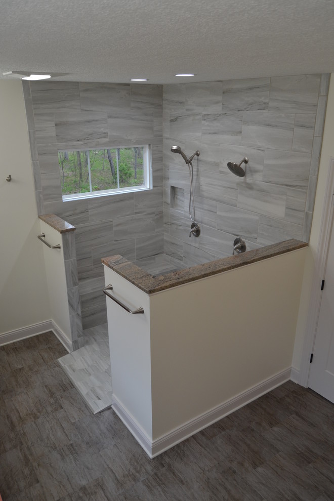 Immagine di una grande stanza da bagno padronale tradizionale con doccia aperta, piastrelle grigie, pareti beige, pavimento in vinile e top in granito