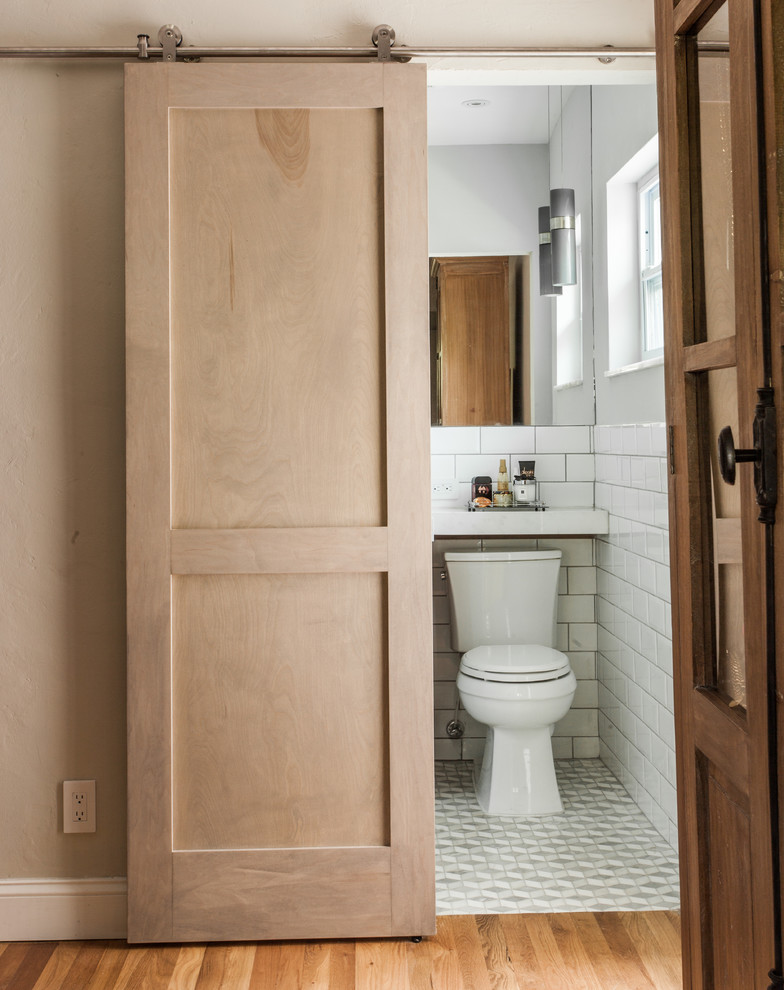 Foto di una piccola stanza da bagno classica con ante in stile shaker, ante in legno scuro e pavimento in marmo