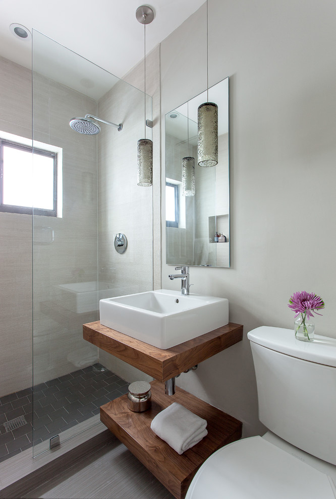 Foto de cuarto de baño contemporáneo con lavabo sobreencimera, encimera de madera, ducha abierta, sanitario de dos piezas, paredes grises y ducha abierta