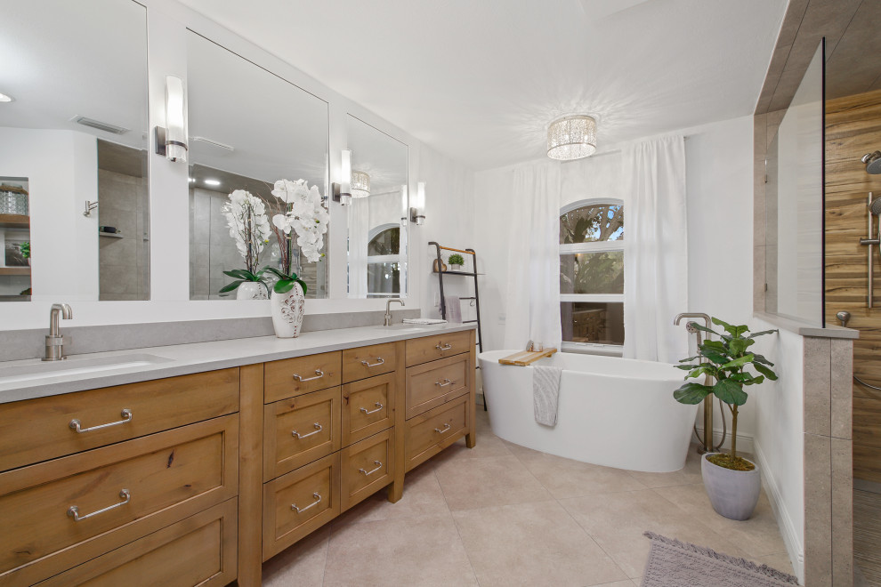 Exempel på ett klassiskt grå grått badrum, med skåp i shakerstil, skåp i mellenmörkt trä, ett fristående badkar, brun kakel, vita väggar, ett undermonterad handfat och beiget golv