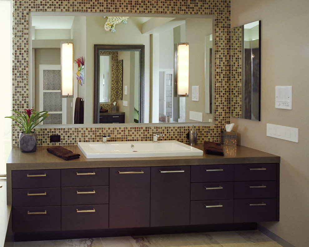 Идея дизайна: ванная комната в современном стиле с раковиной с несколькими смесителями