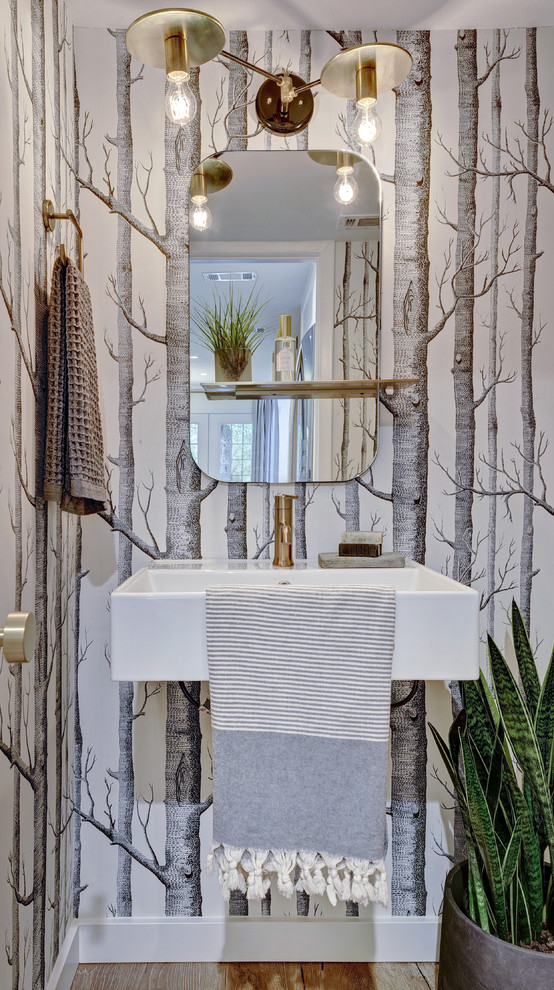 Immagine di una piccola stanza da bagno chic con parquet chiaro, lavabo sospeso, pavimento beige, ante bianche e WC monopezzo