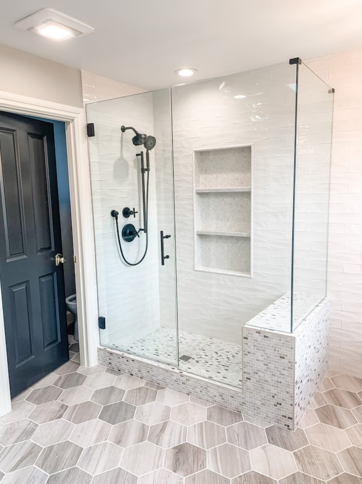 Inredning av ett klassiskt mellanstort vit vitt en-suite badrum, med skåp i shakerstil, vita skåp, ett fristående badkar, en öppen dusch, en bidé, grå kakel, porslinskakel, grå väggar, klinkergolv i porslin, ett nedsänkt handfat, bänkskiva i kvarts, grått golv och dusch med gångjärnsdörr