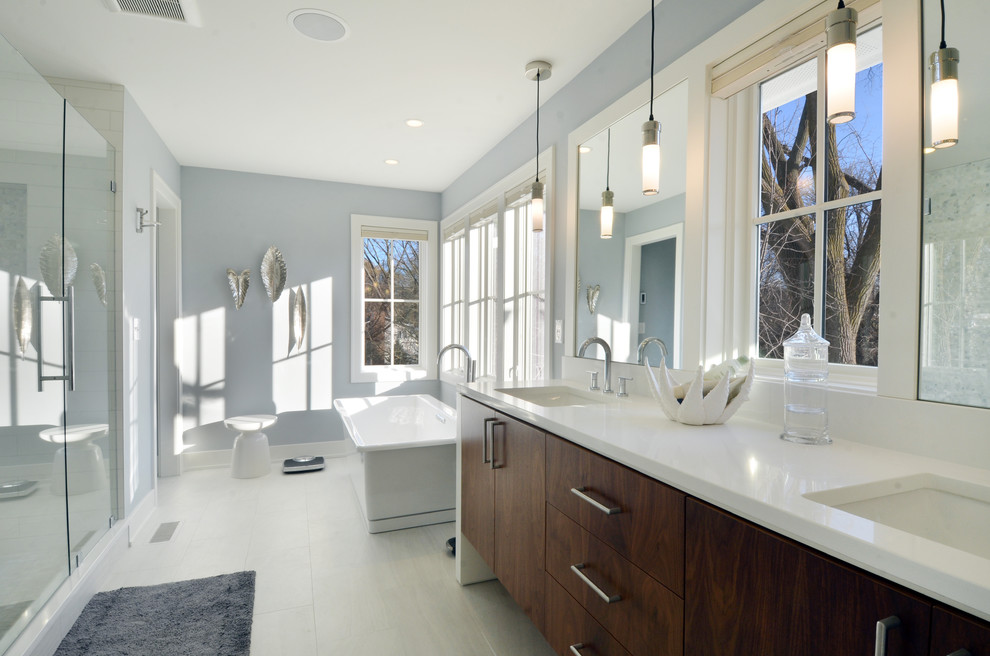 На фото: ванная комната в современном стиле с отдельно стоящей ванной и врезной раковиной
