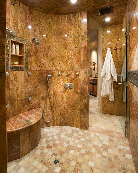 Foto på ett stort amerikanskt en-suite badrum, med en dusch i en alkov, beige kakel, porslinskakel, beige väggar, flerfärgat golv och dusch med gångjärnsdörr