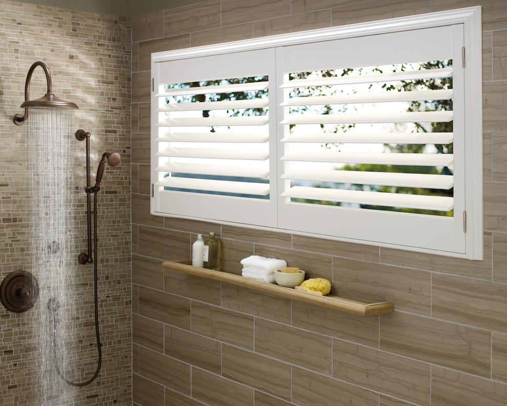 Idee per una piccola stanza da bagno padronale mediterranea con vasca/doccia, piastrelle beige e pareti beige