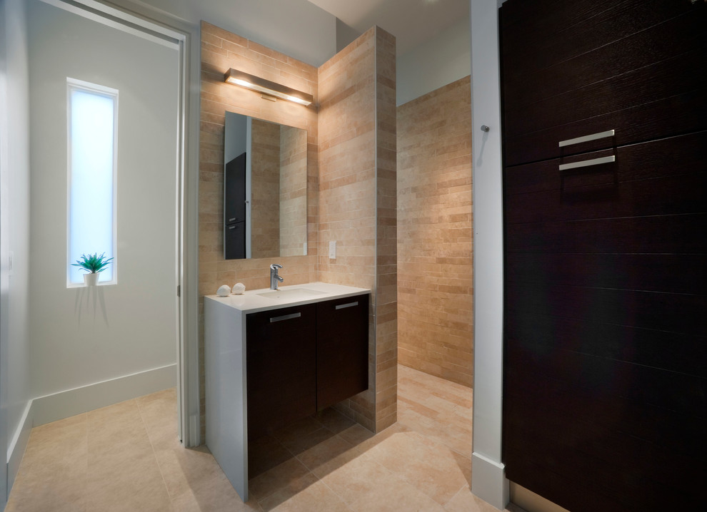 Modern inredning av ett mellanstort badrum, med släta luckor, vita skåp, en toalettstol med hel cisternkåpa, flerfärgad kakel, glaskakel, gröna väggar, klinkergolv i porslin, ett piedestal handfat och granitbänkskiva