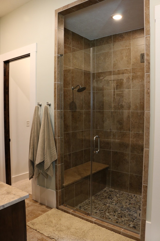 Idéer för att renovera ett mellanstort industriellt en-suite badrum, med skåp i shakerstil, skåp i mörkt trä, en dusch i en alkov, travertinkakel, gröna väggar, mellanmörkt trägolv, ett undermonterad handfat och granitbänkskiva