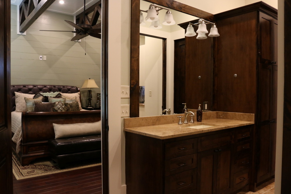 Пример оригинального дизайна: главная ванная комната среднего размера в стиле лофт с фасадами в стиле шейкер, темными деревянными фасадами, душем в нише, плиткой из травертина, зелеными стенами, паркетным полом среднего тона, врезной раковиной и столешницей из гранита