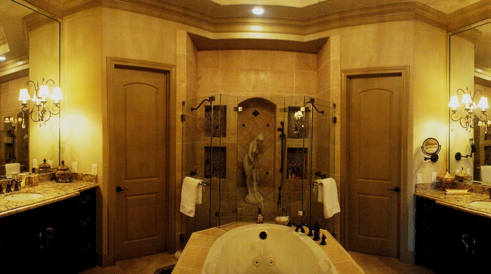 На фото: большая главная ванная комната в классическом стиле с фасадами островного типа, темными деревянными фасадами, накладной ванной, двойным душем, бежевой плиткой, керамической плиткой и столешницей из гранита
