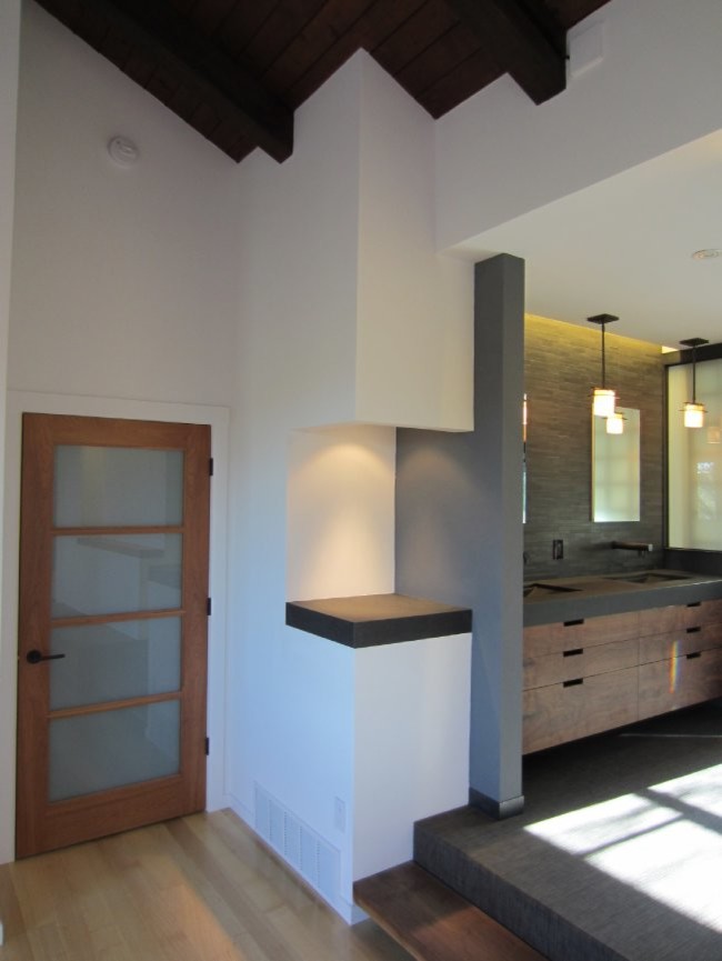 Imagen de cuarto de baño principal de estilo zen de tamaño medio con armarios con paneles lisos, puertas de armario de madera oscura, paredes beige y suelo de madera clara