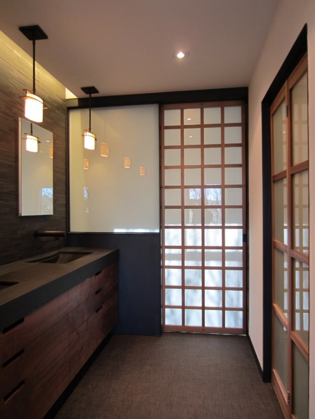 Ispirazione per una stanza da bagno padronale etnica di medie dimensioni con ante lisce, ante in legno scuro, pareti beige e parquet chiaro