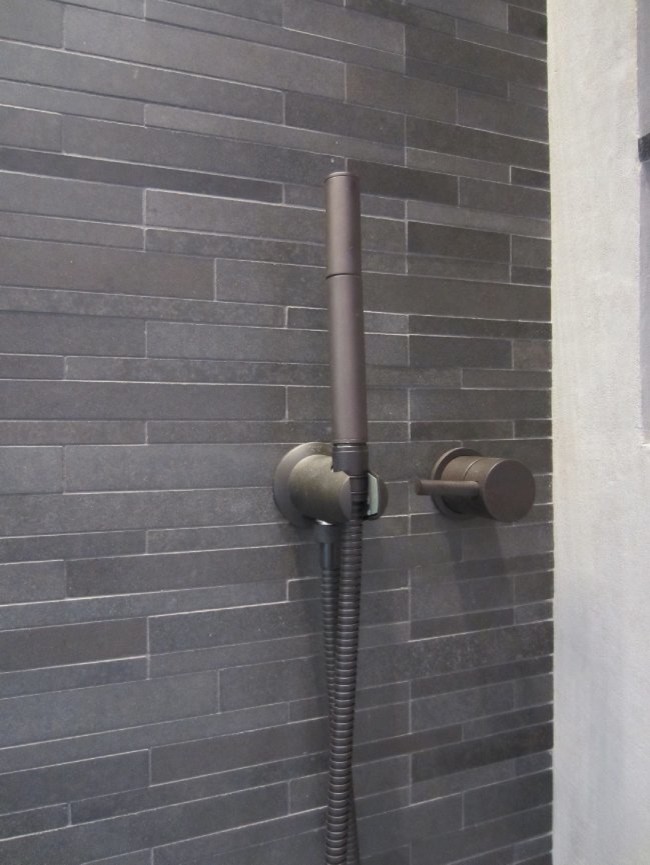 Idéer för ett mellanstort asiatiskt en-suite badrum, med släta luckor, skåp i ljust trä, ett japanskt badkar och grå väggar